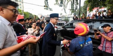 Kibarkan Semangat Kemerdekaan, Rico Waas dan Zakiyuddin Harahap Bagikan Bendera kepada Warga
