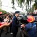 Kibarkan Semangat Kemerdekaan, Rico Waas dan Zakiyuddin Harahap Bagikan Bendera kepada Warga