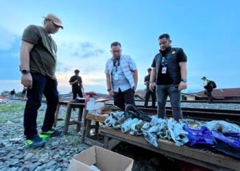 Polrestabes Medan Ratakan Bantaran Rel KA Medan – Kualanamu yang Jadi Sarang Narkoba