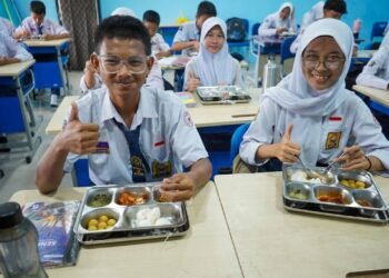 Bersama Mendikdasmen, Rico Waas Tinjau SMPN 16, Mebelair Rusak Diganti Tahun Ini