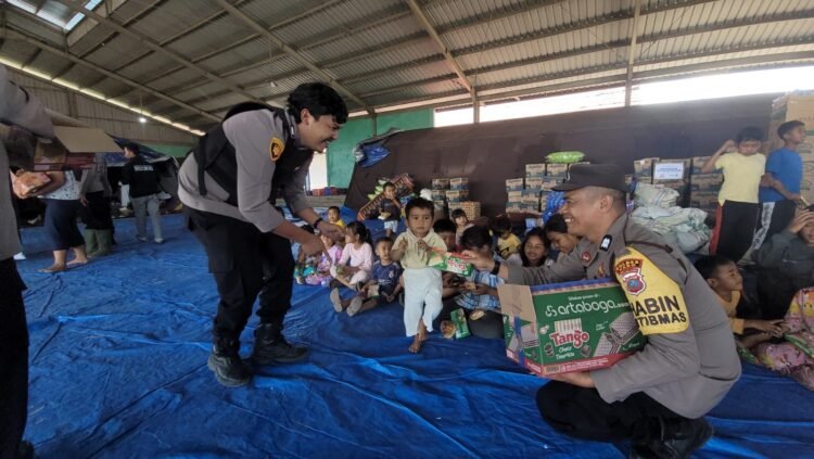 Polres Karo Berbagi Keceriaan ke Anak-Anak Pengungsi Sinabung