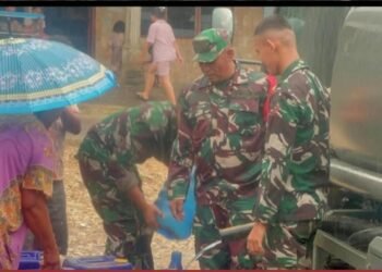 Bantu Warga Penuhi Kebutuhan Air Bersih, Yonif TP 904/Gara Mata Salurkan Bantuan ke Desa Mbal-Mbal Petarum