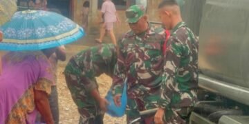 Bantu Warga Penuhi Kebutuhan Air Bersih, Yonif TP 904/Gara Mata Salurkan Bantuan ke Desa Mbal-Mbal Petarum