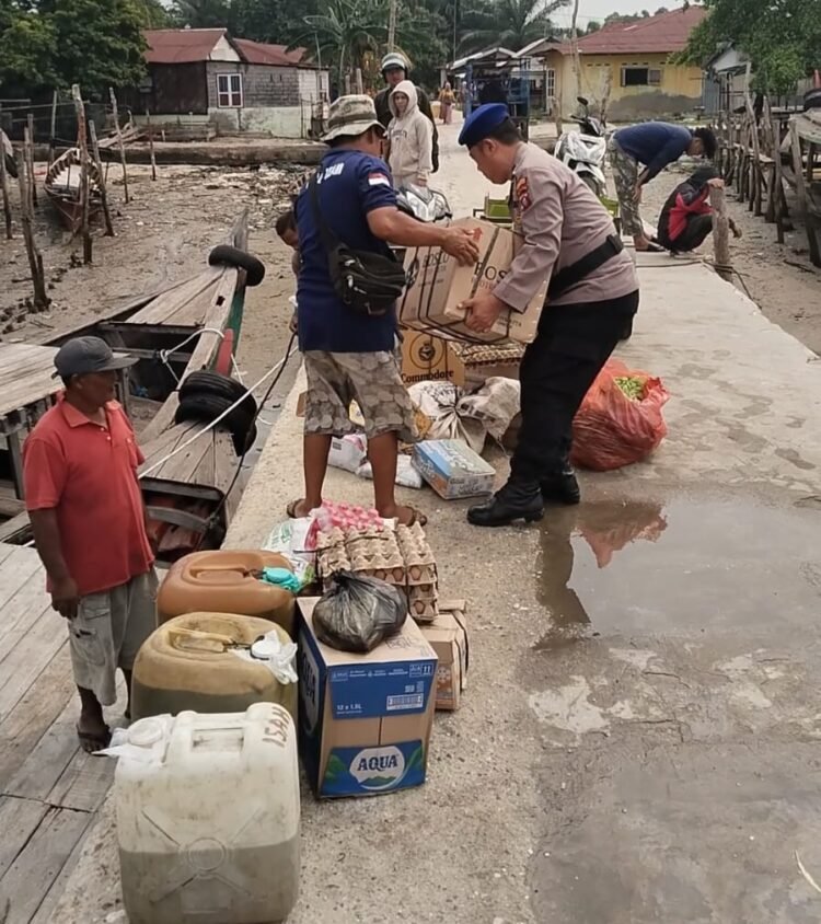 Satpolairud Polres Langkat Sampaikan Imbauan Waspada Cuaca Ekstrem Kepada Nelayan
