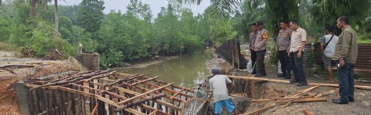 Polsek Pangkalan Susu Monitoring Jembatan Merah Putih, Pastikan Pembangunan Berjalan