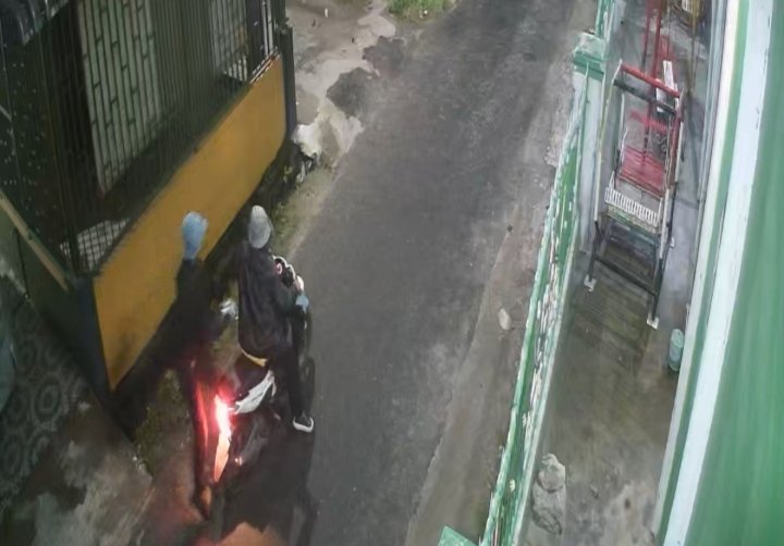 Aksi Pencurian Spion Mobil Milik Owner Media Koran M24 Terekam CCTV