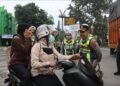 Kapolres Langkat Bagikan Bingkisan Bagi Pengendara Tertib Berlalu Lintas