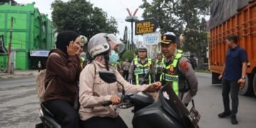 Kapolres Langkat Bagikan Bingkisan Bagi Pengendara Tertib Berlalu Lintas