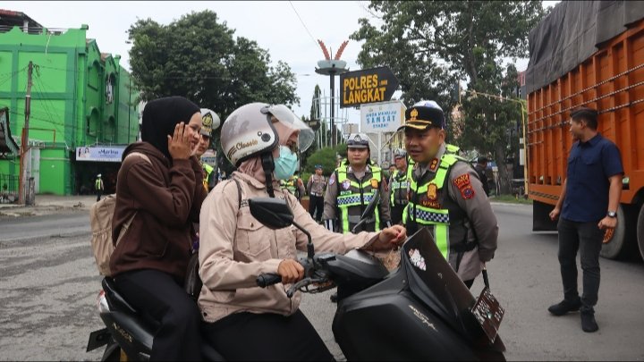 Kapolres Langkat Bagikan Bingkisan Bagi Pengendara Tertib Berlalu Lintas