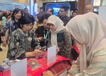 Gubernur BI Destry Damayanti Coba Langsung QRESTO di Booth Pemkot Medan