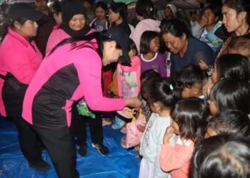 Polwan dan Bhayangkari Beri Trauma Healing, Ceria Anak Pengungsi Sinabung