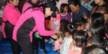 Polwan dan Bhayangkari Beri Trauma Healing, Ceria Anak Pengungsi Sinabung
