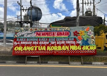 Ratusan Orangtua Korban MBG Karo Tagih Janji Gibran Lewat Papan Bunga
