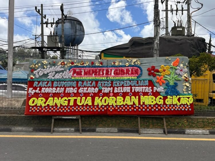 Ratusan Orangtua Korban MBG Karo Tagih Janji Gibran Lewat Papan Bunga