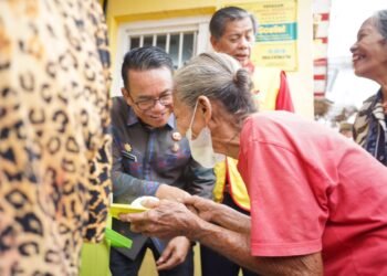 Zakiyuddin Harahap Ikut Ambilkan Makanan untuk Lansia di Jalan Lombok