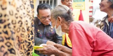 Zakiyuddin Harahap Ikut Ambilkan Makanan untuk Lansia di Jalan Lombok