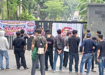 Pengadaan 15 Ribu Jilbab Terindikasi Korupsi, Mahasiswa Bentangkan Spanduk “Tangkap & Adili Ketua PKK Deli Serdang”