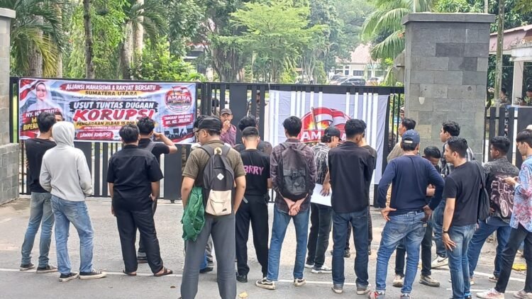 Pengadaan 15 Ribu Jilbab Terindikasi Korupsi, Mahasiswa Bentangkan Spanduk “Tangkap & Adili Ketua PKK Deli Serdang”
