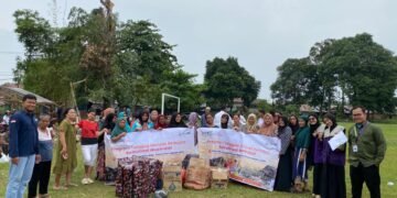BMM Berbagi Kudapan Sehat untuk Ratusan Warga Terdampak Angin Kencang Sukamaju