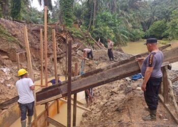 Polsek Salapian Monitoring Jembatan Merah Putih