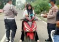 Polsek Hutaimbaru Bagikan Masker kepada Pengendara