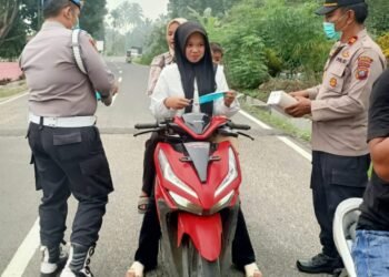 Polsek Hutaimbaru Bagikan Masker kepada Pengendara