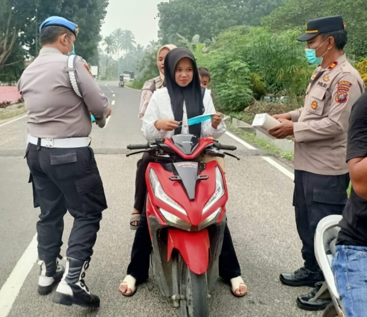 Polsek Hutaimbaru Bagikan Masker kepada Pengendara