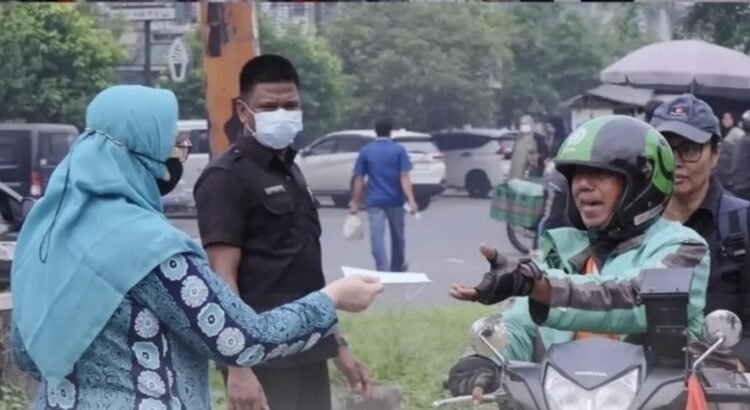 Tingkatkan Kewaspadaan Hadapi Kabut Asap, RSU Haji Bagikan Masker Kepada Masyarakat