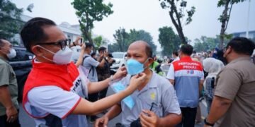 Pertamina Sumbagut Bagikan 2.200 Masker di Tengah Kabut Asap Medan