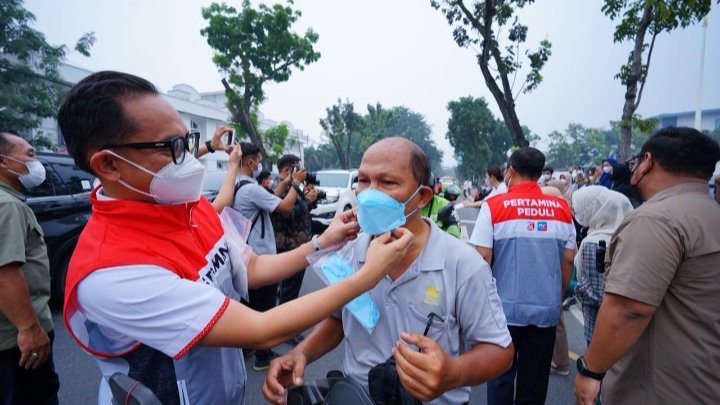 Pertamina Sumbagut Bagikan 2.200 Masker di Tengah Kabut Asap Medan