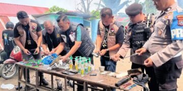 Petugas Temukan Pistol dan Sajam Saat Gerebek Sarang Narkoba Mencirim
