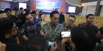 Rico Waas Serahkan Bantuan Biaya Pendidikan Untuk 214 Mahasiswa