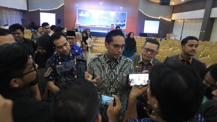 Rico Waas Serahkan Bantuan Biaya Pendidikan Untuk 214 Mahasiswa