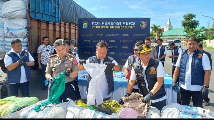 Ditreskrimsus Polda Sumut Gagalkan Perdagangan 144 Ballpres Pakaian Bekas