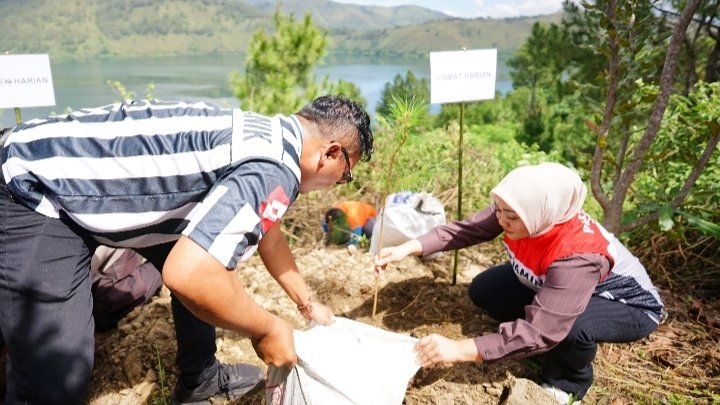 Pertamina Patra Niaga Regional Sumbagut Salurkan Bantuan Sektor Lingkungan
