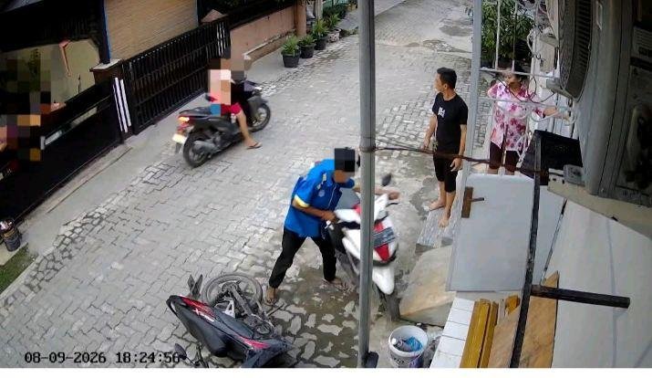 Dilarang Parkir di Halaman Sendiri, Dua Motor Dijatuhkan Tetangga