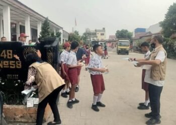 Antisipasi Dampak Kesehatan, Pemkab Karo Bagikan Masker Gratis untuk Warga dan Anak-Anak di Kabanjahe