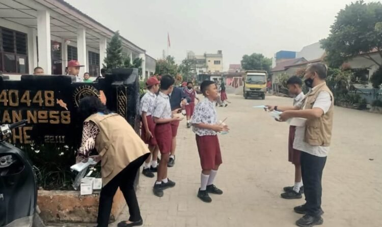 Antisipasi Dampak Kesehatan, Pemkab Karo Bagikan Masker Gratis untuk Warga dan Anak-Anak di Kabanjahe
