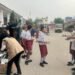 Antisipasi Dampak Kesehatan, Pemkab Karo Bagikan Masker Gratis untuk Warga dan Anak-Anak di Kabanjahe