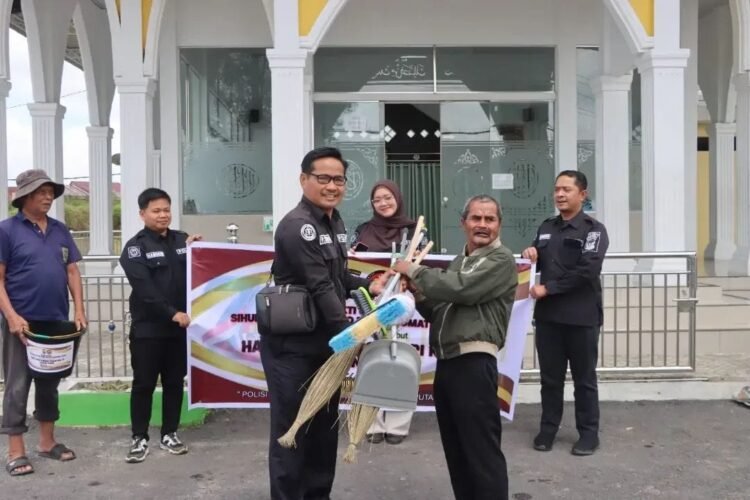 Jelang Hari Jadi Humas Polri ke-75, Si Humas Polres Karo Gelar Bakti Sosial di Masjid Husnul Khotimah
