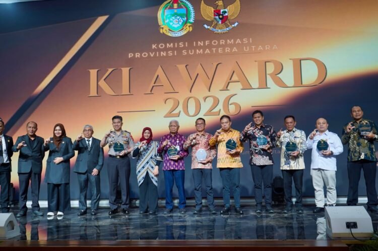 Komitmen Keterbukaan Informasi, Rico Waas Raih Penghargaan Achievement Person KI Sumut Award 2026
