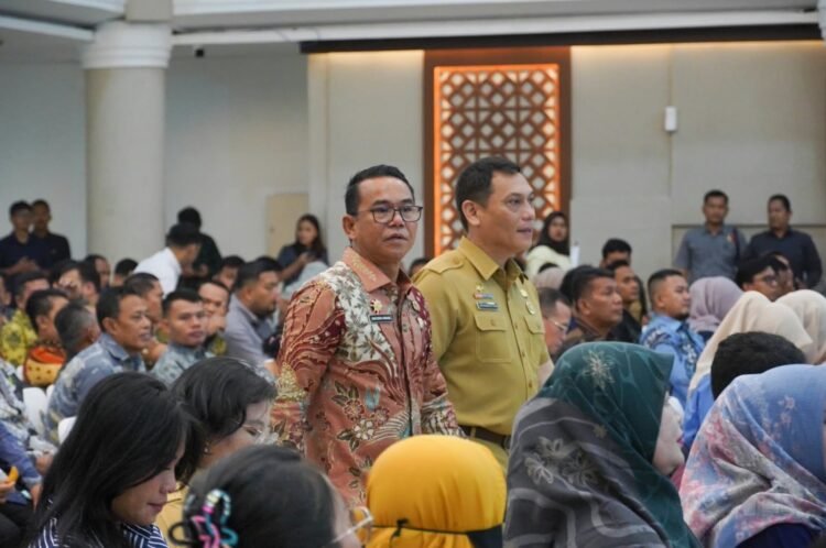 Dukung Pemko Medan Raih Predikat Informatif, Kadis Kominfo Arrahmaan Pane Terima Penghargaan KI Sumut